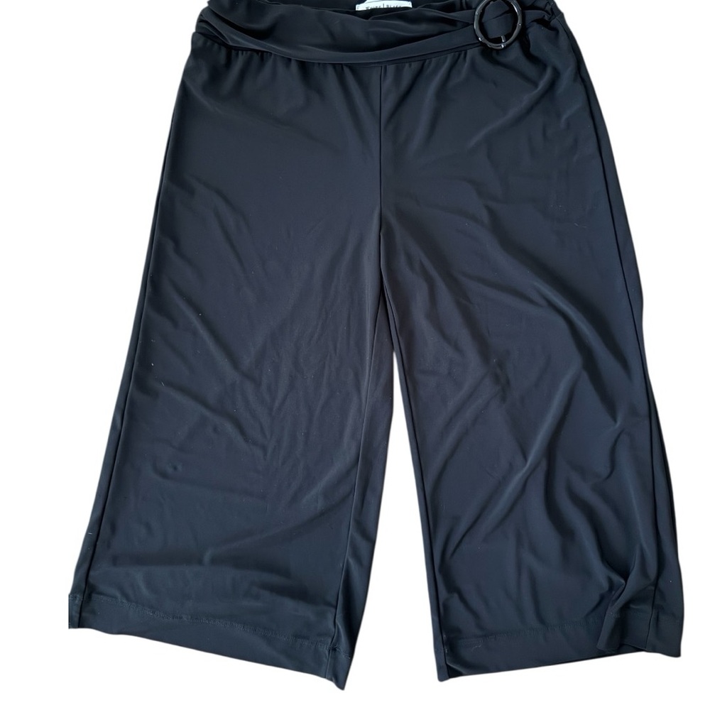 White House Black Market Black Capri pants